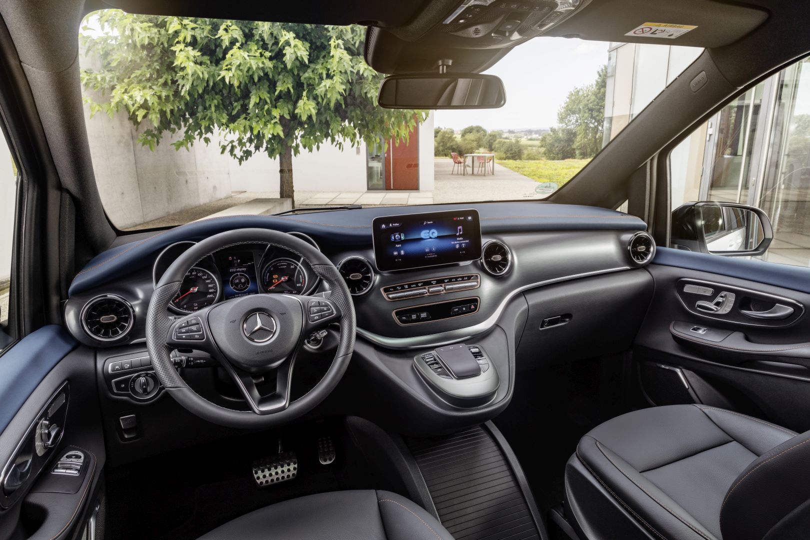 Mercedes Benz Eqv photo 49