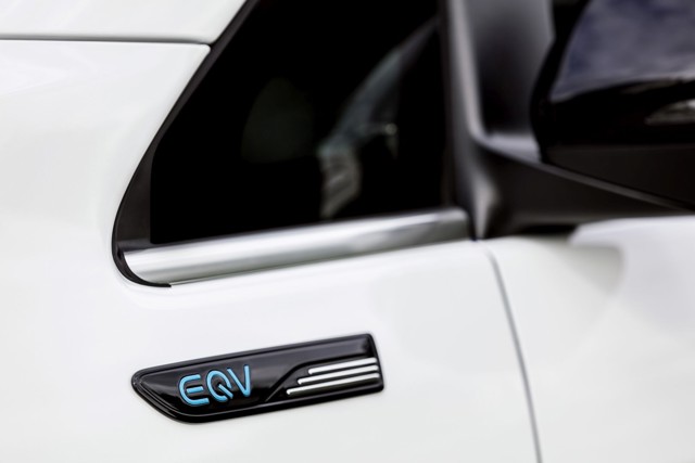 Mercedes Benz Eqv photo 11