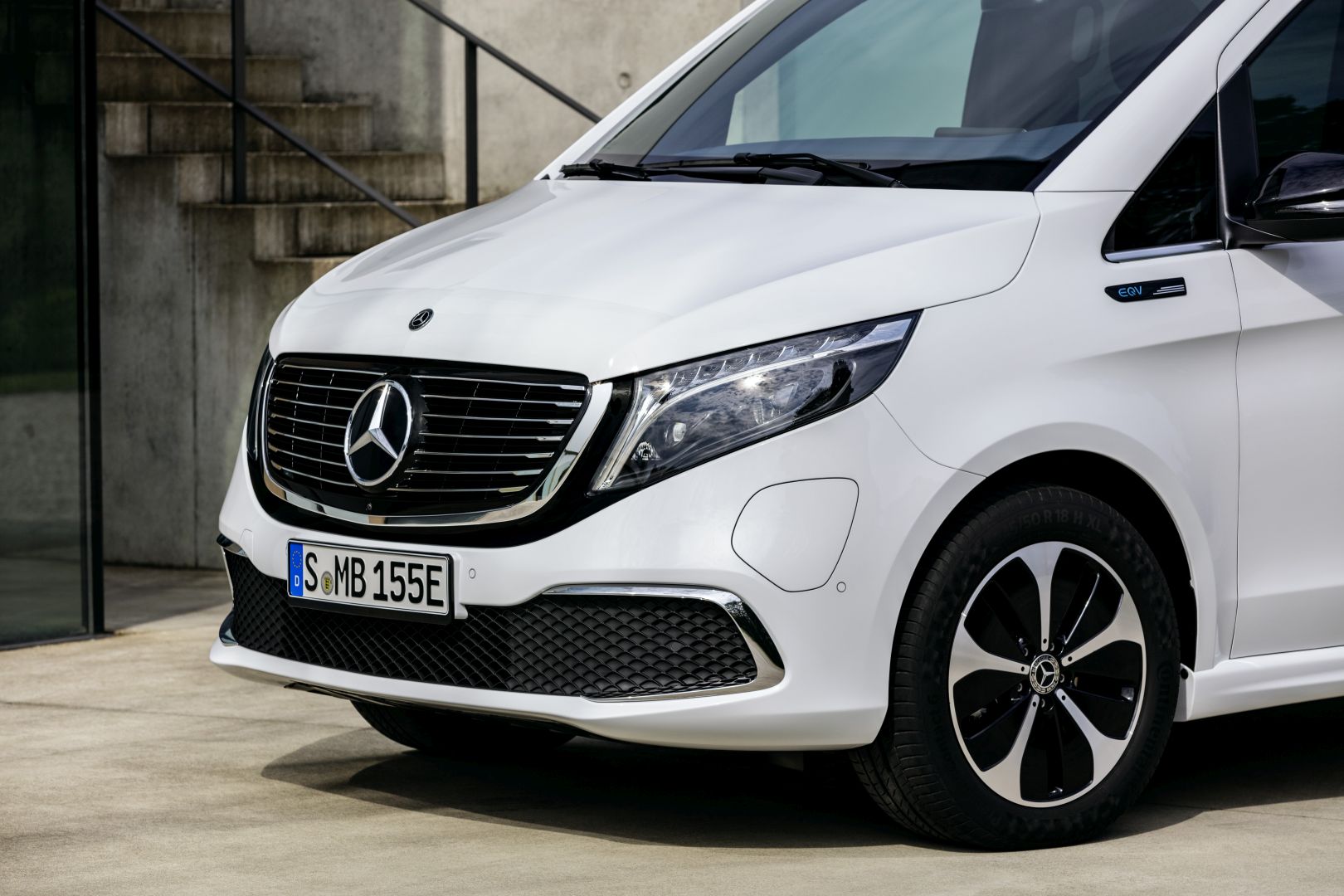 Mercedes Benz Eqv photo 12