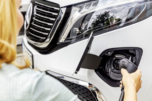 Mercedes Benz Eqv photo 14