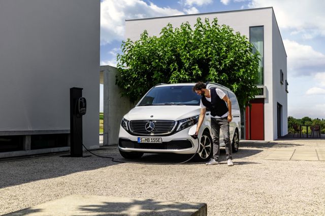Mercedes Benz Eqv photo 16