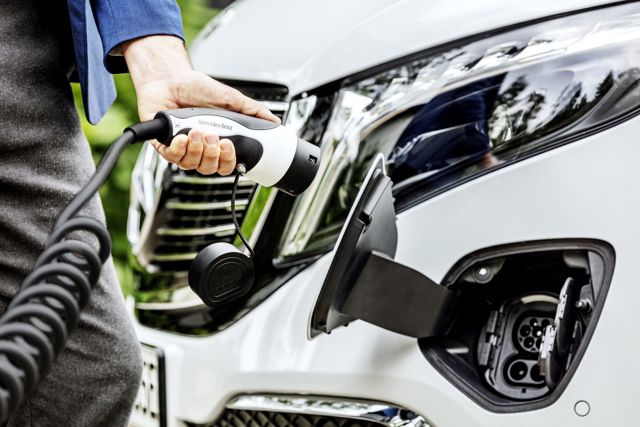 Mercedes Benz Eqv photo 17