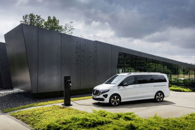 Mercedes Benz Eqv photo 22
