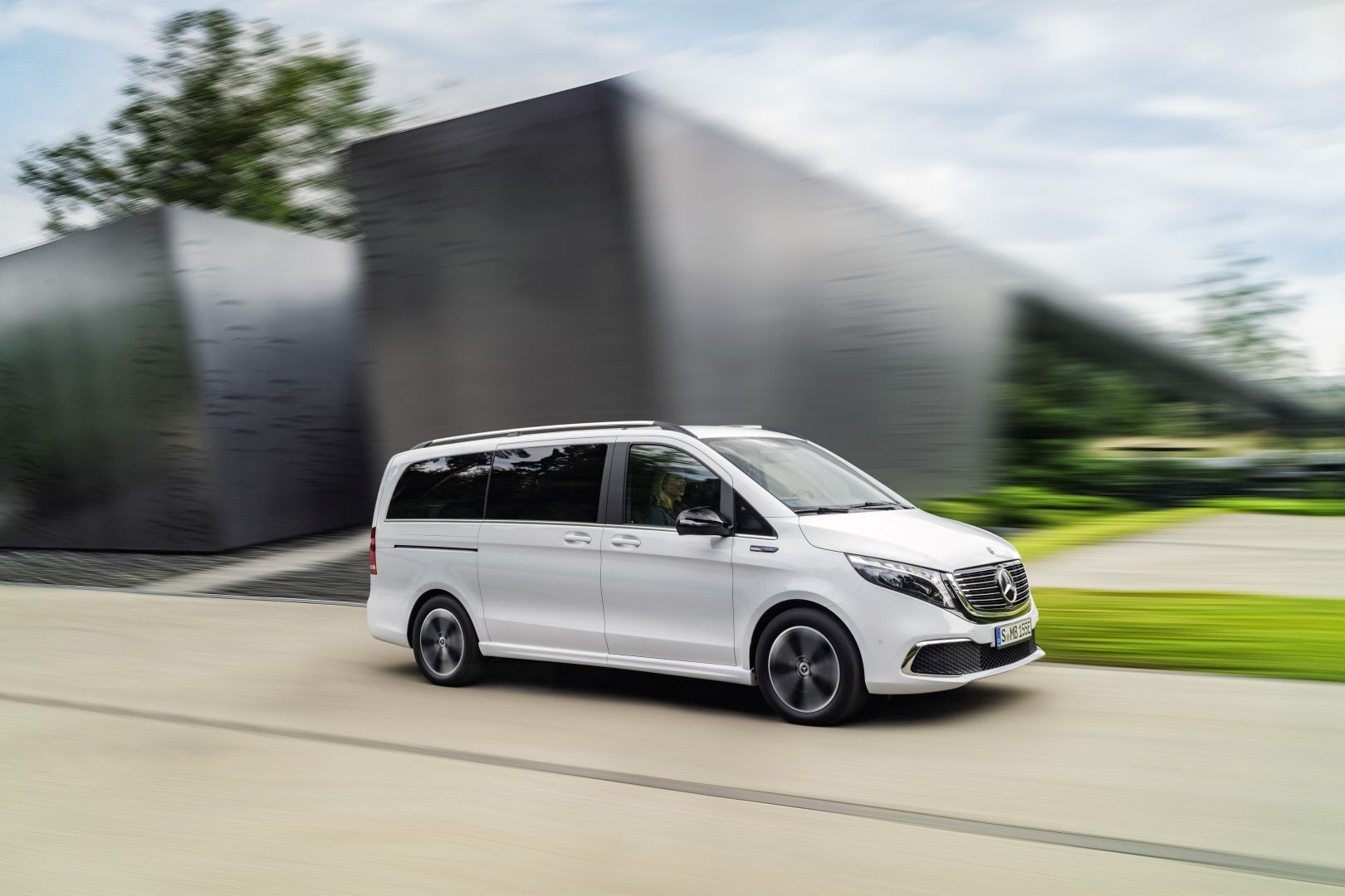 Mercedes Benz Eqv photo 25