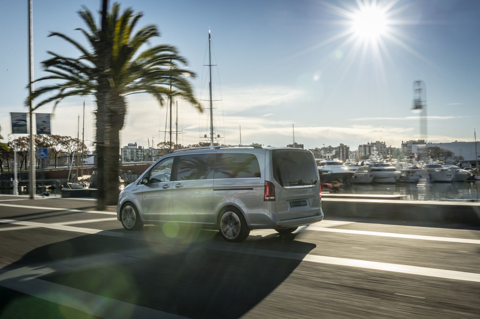 Mercedes Benz Eqv photo 33