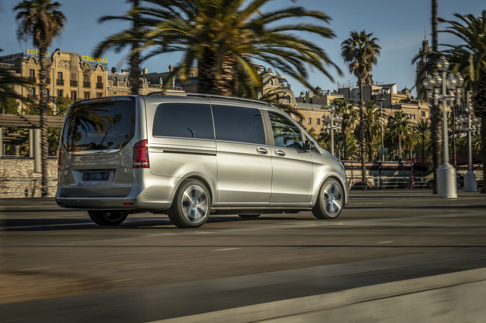 Mercedes Benz Eqv photo 36