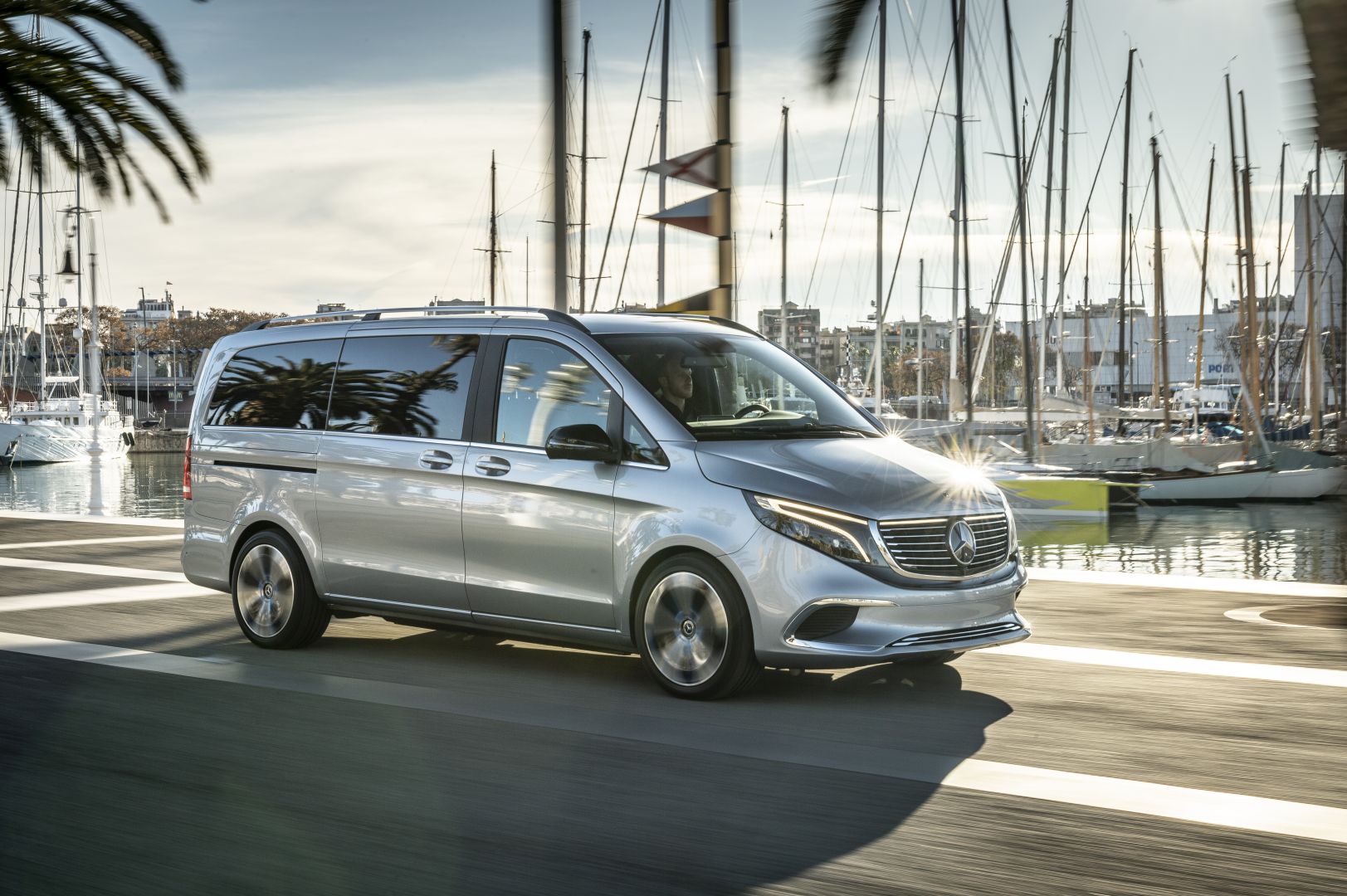 Mercedes Benz Eqv photo 40