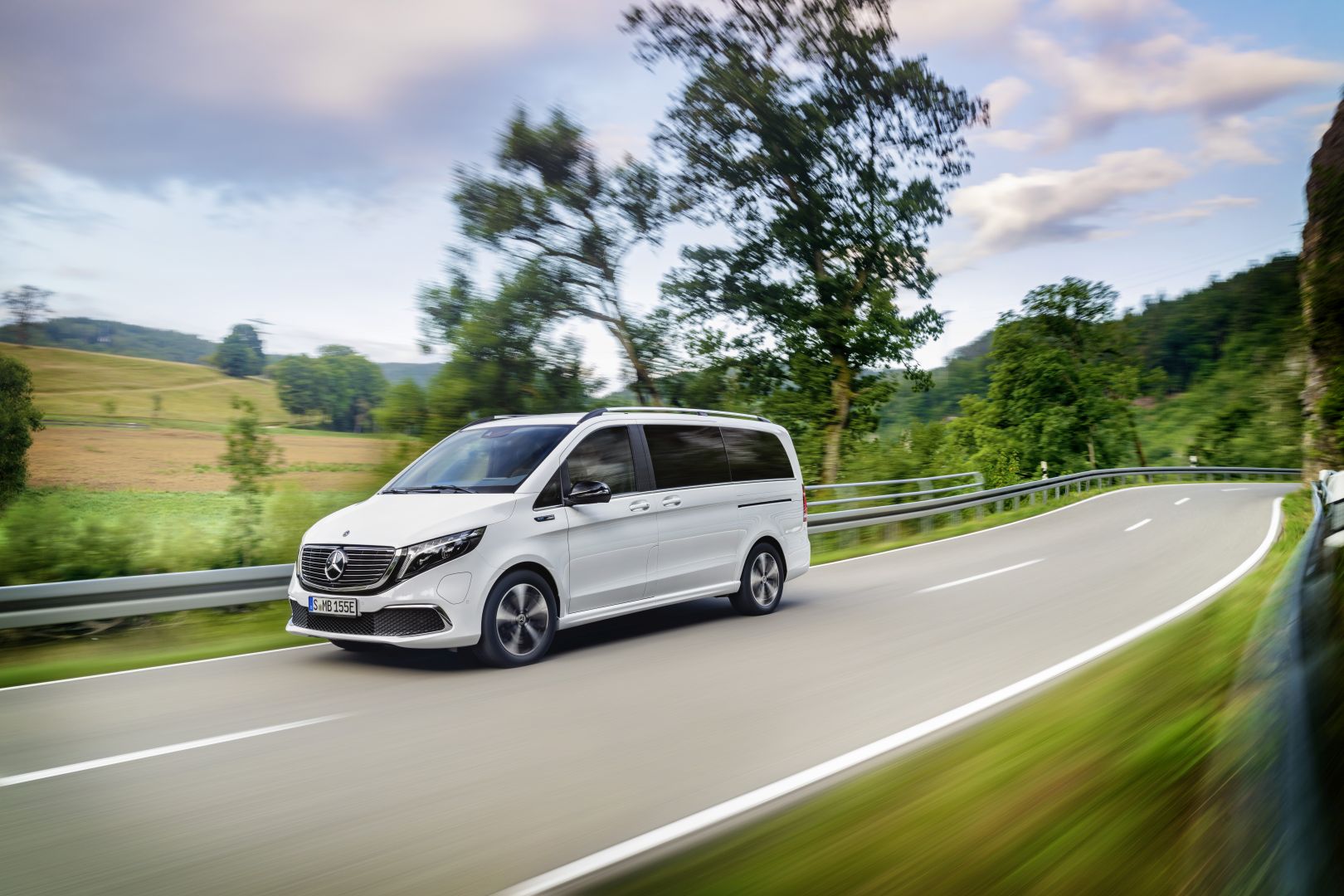 Mercedes Benz Eqv photo 2