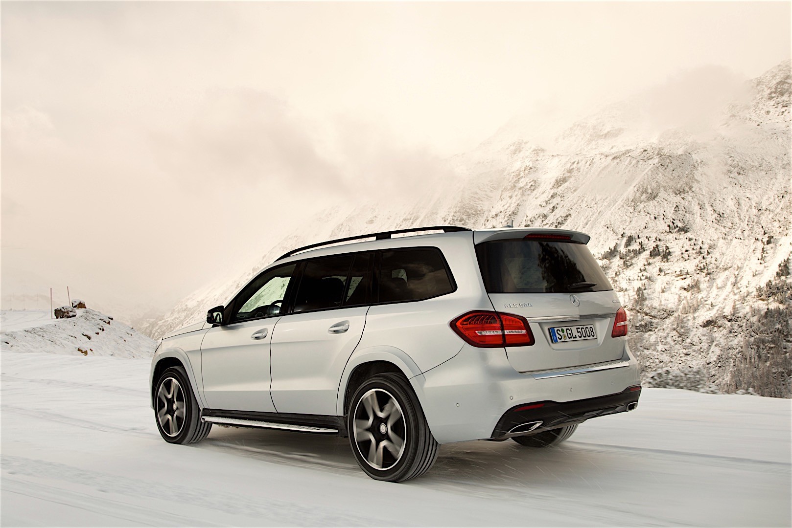 Mercedes Benz Gls-Class photo 14