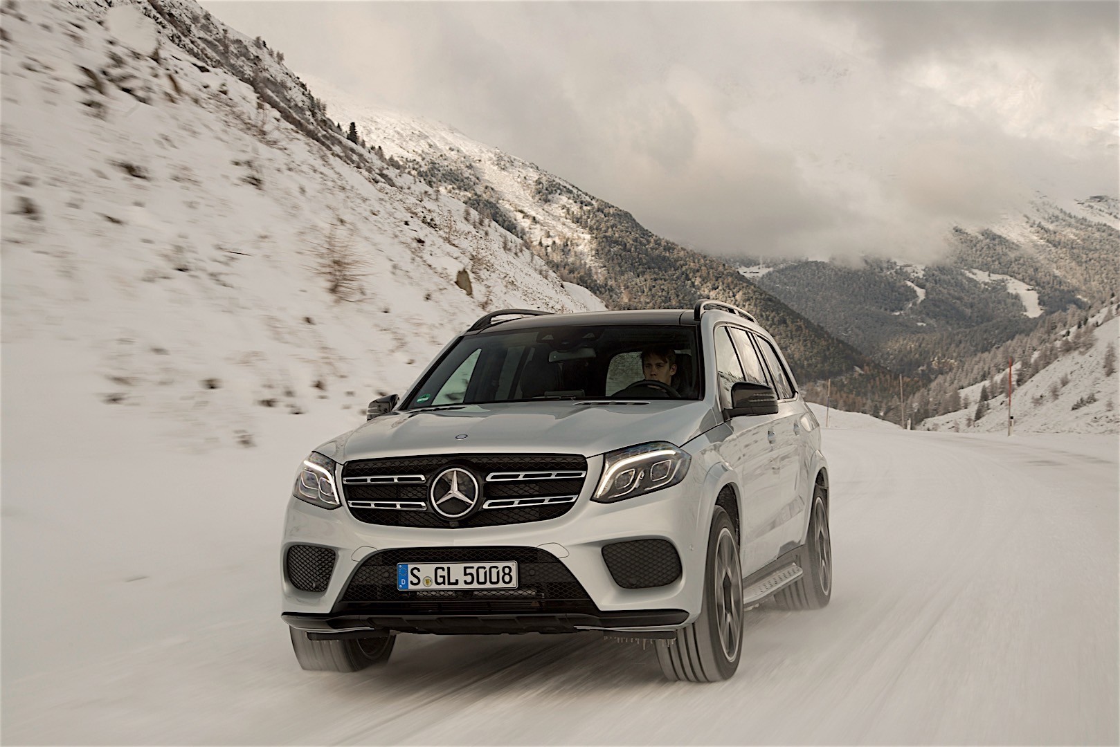 Mercedes Benz Gls-Class photo 15