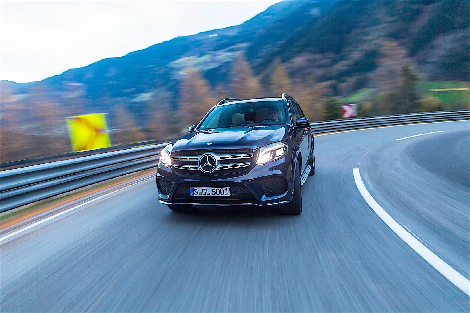 Mercedes Benz Gls-Class photo 36