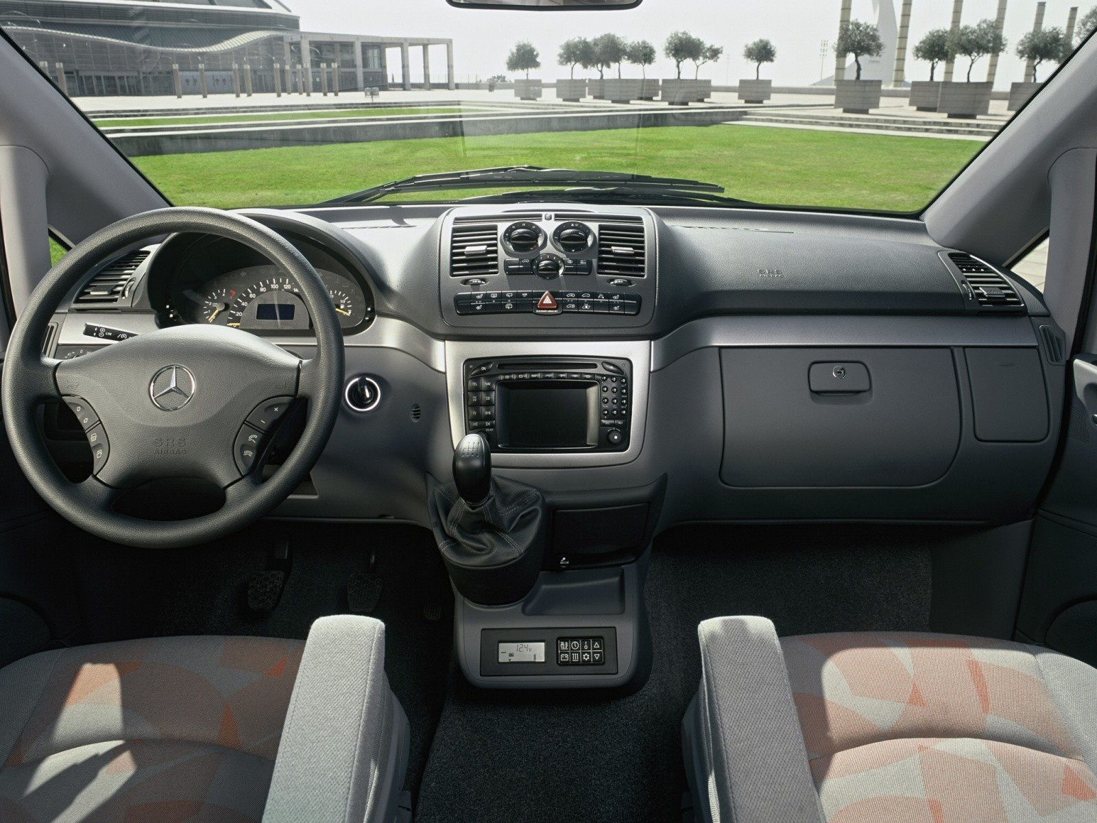 Mercedes Benz Viano photo 48