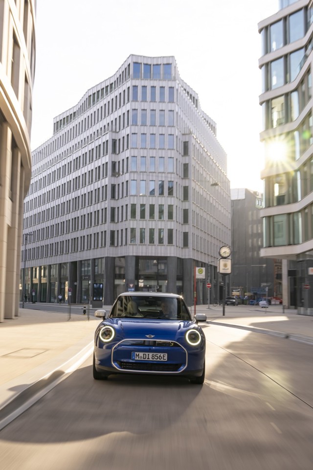 Mini Hatch photo 3
