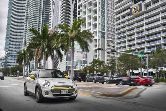 Mini Hatch photo 200
