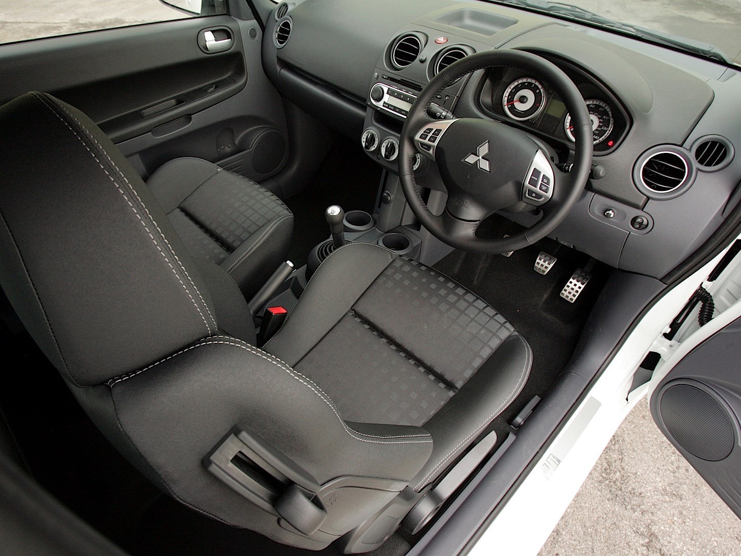 Mitsubishi Colt 3 Doors photo 37