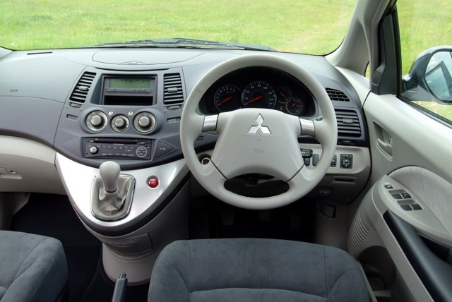 Mitsubishi Grandis photo 24