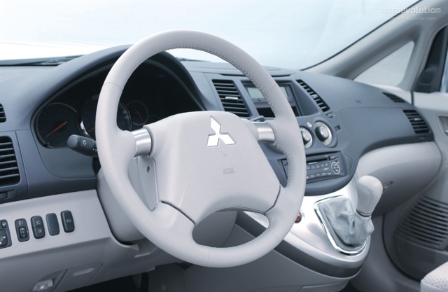 Mitsubishi Grandis photo 20