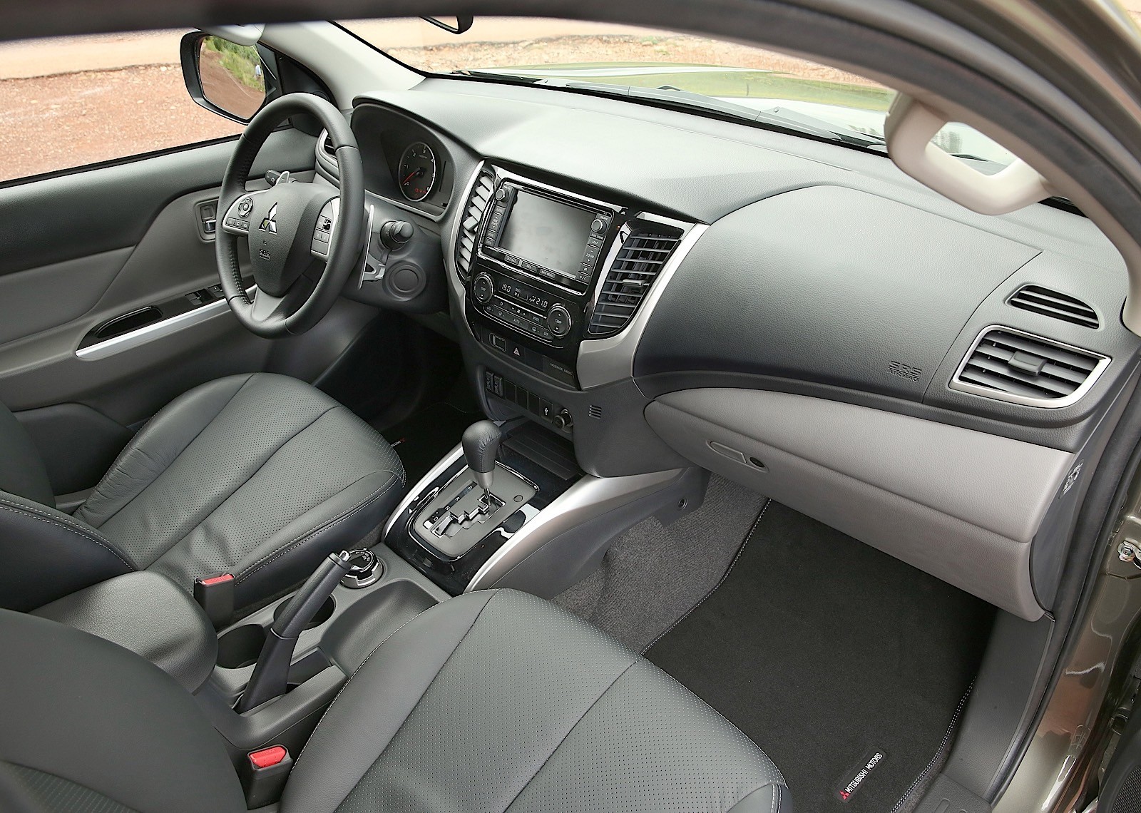 Mitsubishi L 200 photo 13