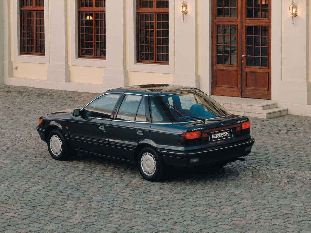 Mitsubishi Lancer Hatchback photo 2