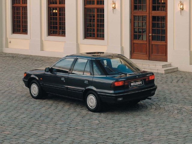 Mitsubishi Lancer Hatchback foto 2