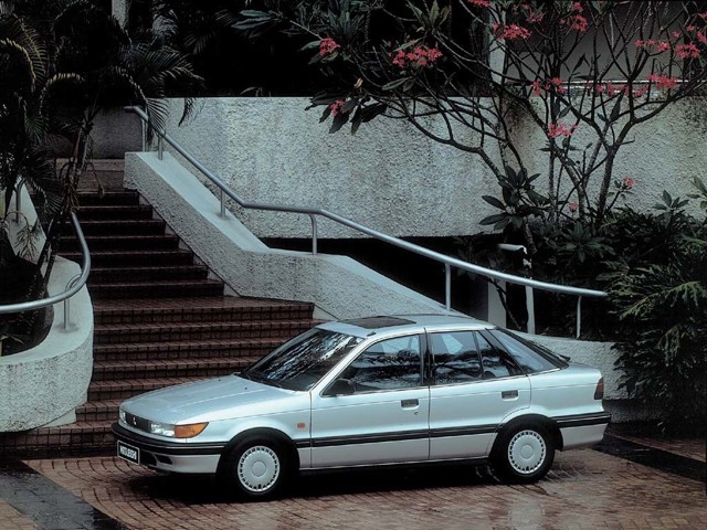 Mitsubishi Lancer Hatchback foto 3