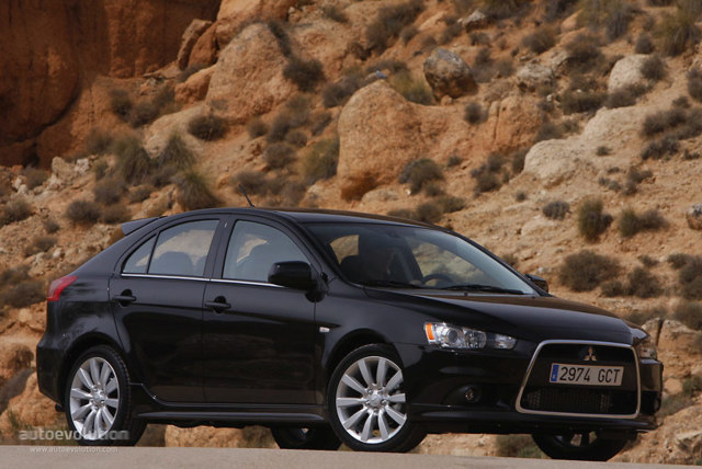 Mitsubishi Lancer Hatchback foto 1