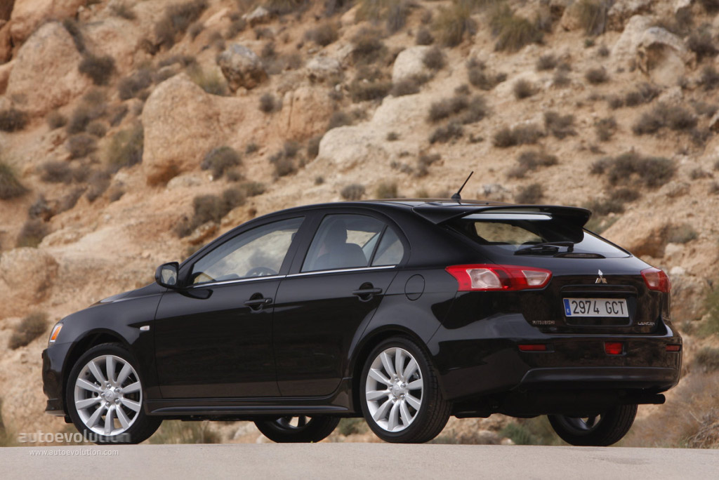 Mitsubishi Lancer Hatchback photo 2