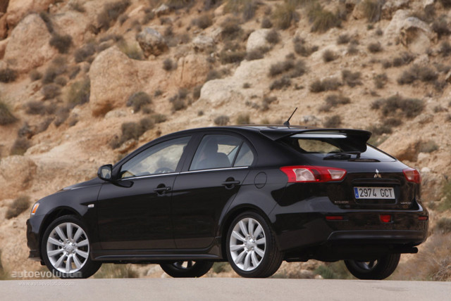 Mitsubishi Lancer Hatchback foto 2