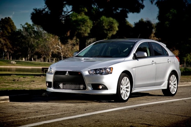Mitsubishi Lancer Hatchback foto 1