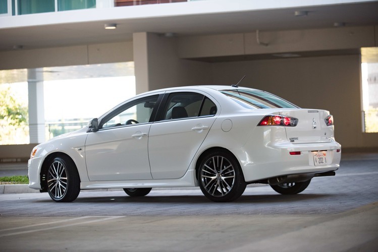 Mitsubishi Lancer photo 2