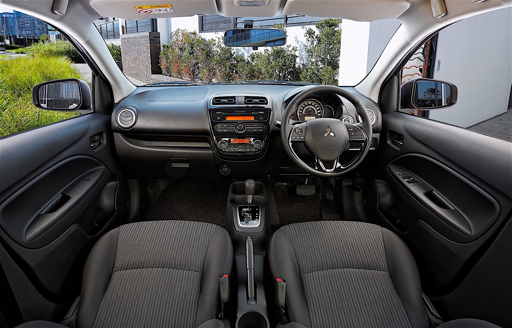 Mitsubishi Mirage G4 photo 35