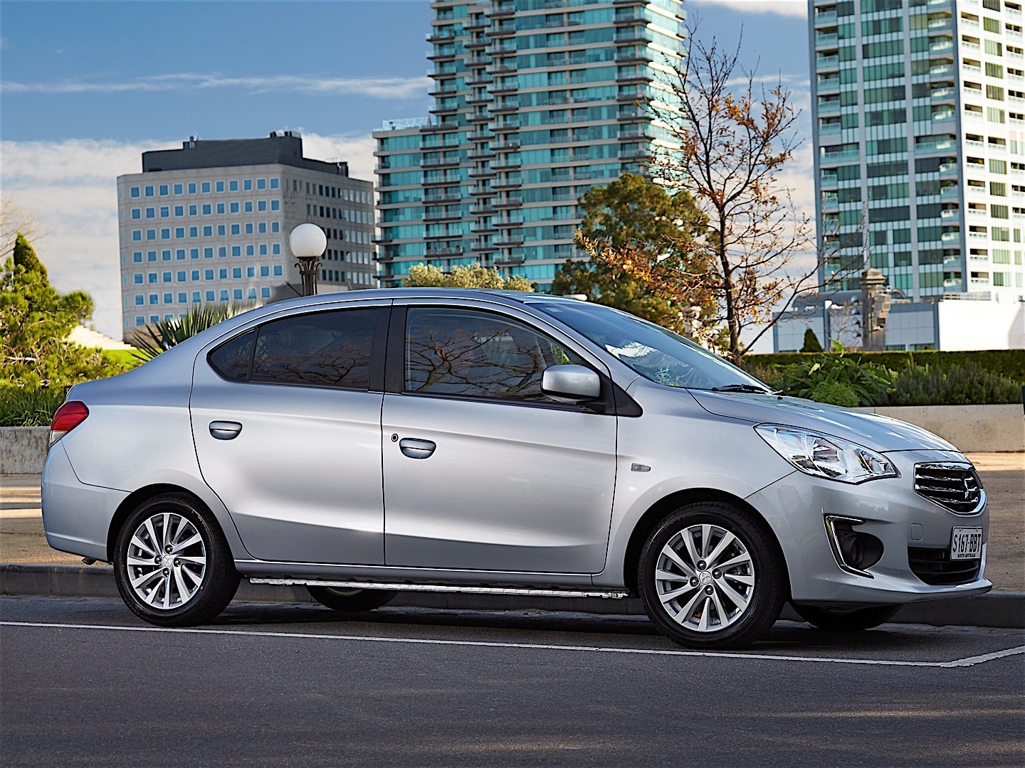 Mitsubishi Mirage G4 photo 8