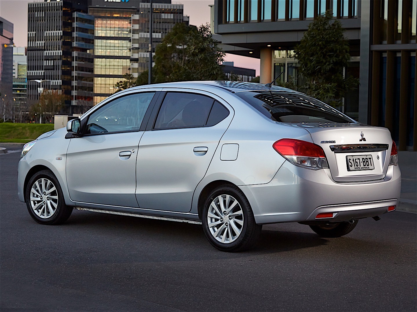 Mitsubishi Mirage G4 photo 9