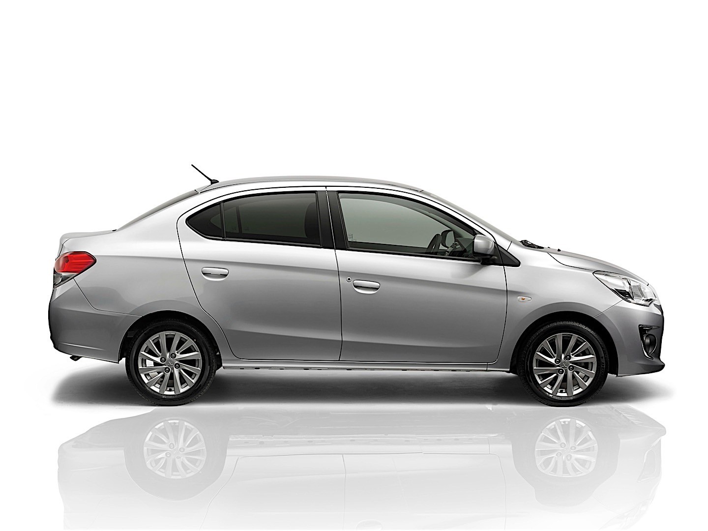 Mitsubishi Mirage G4 photo 11