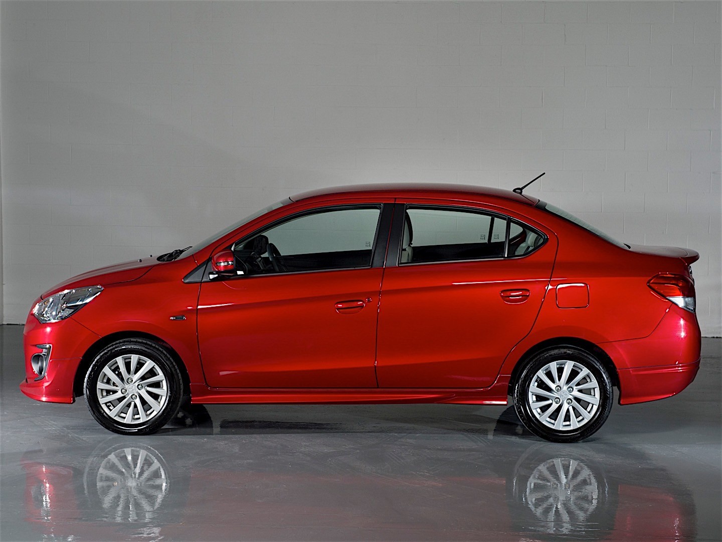 Mitsubishi Mirage G4 photo 17