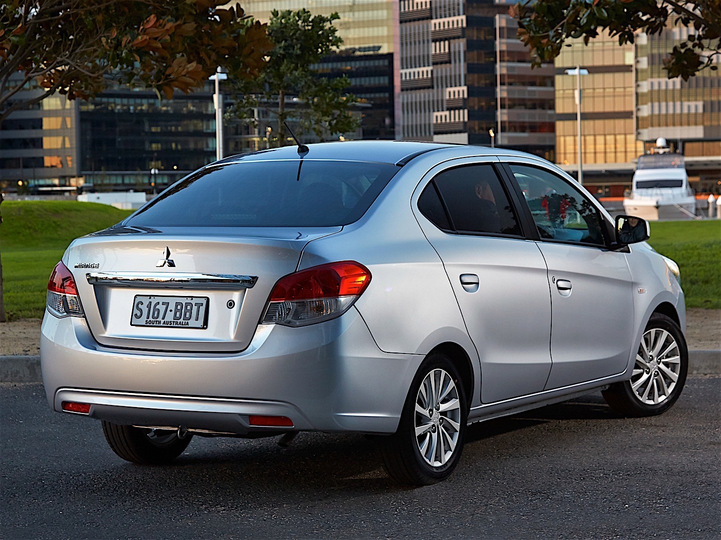 Mitsubishi Mirage G4 photo 18