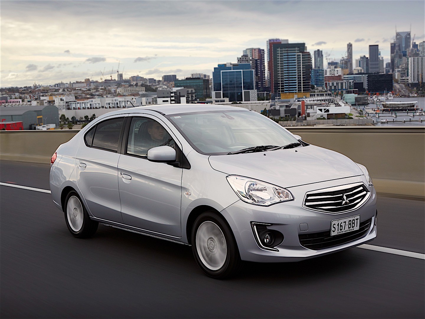 Mitsubishi Mirage G4 photo 19