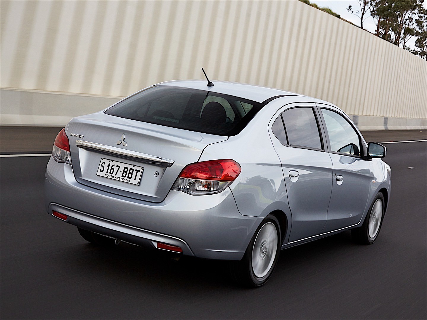 Mitsubishi Mirage G4 photo 20