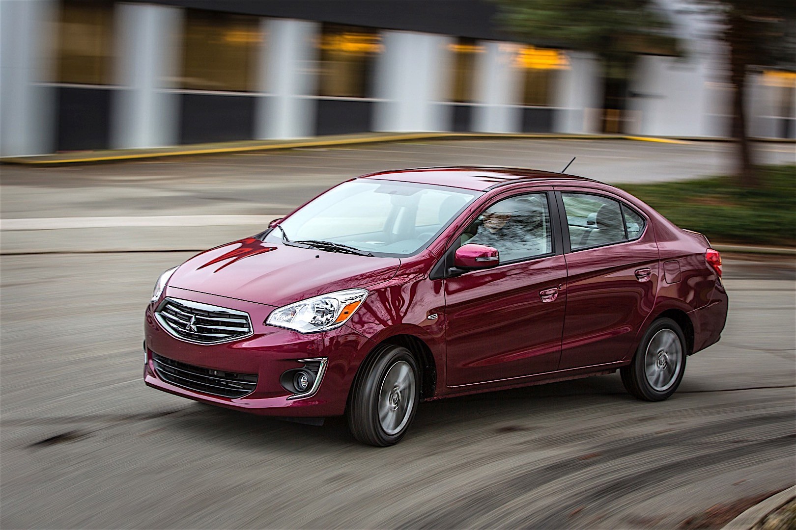 Mitsubishi Mirage G4 photo 2