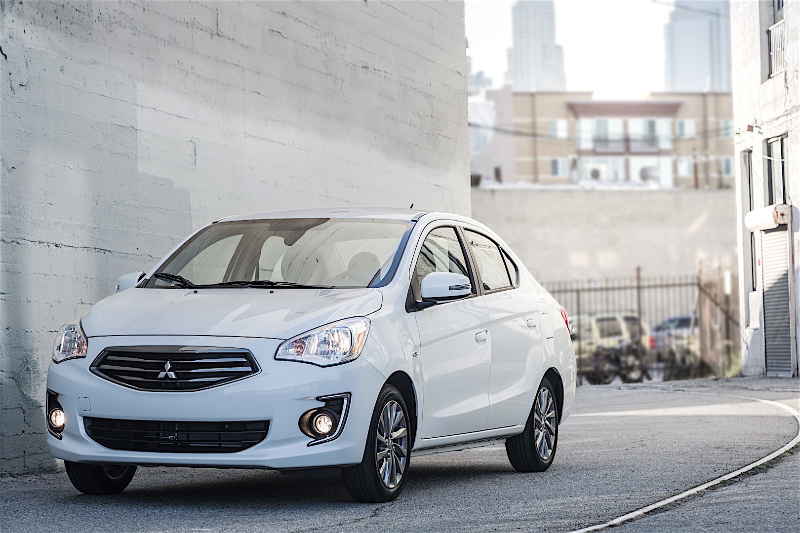 Mitsubishi Mirage G4 photo 3