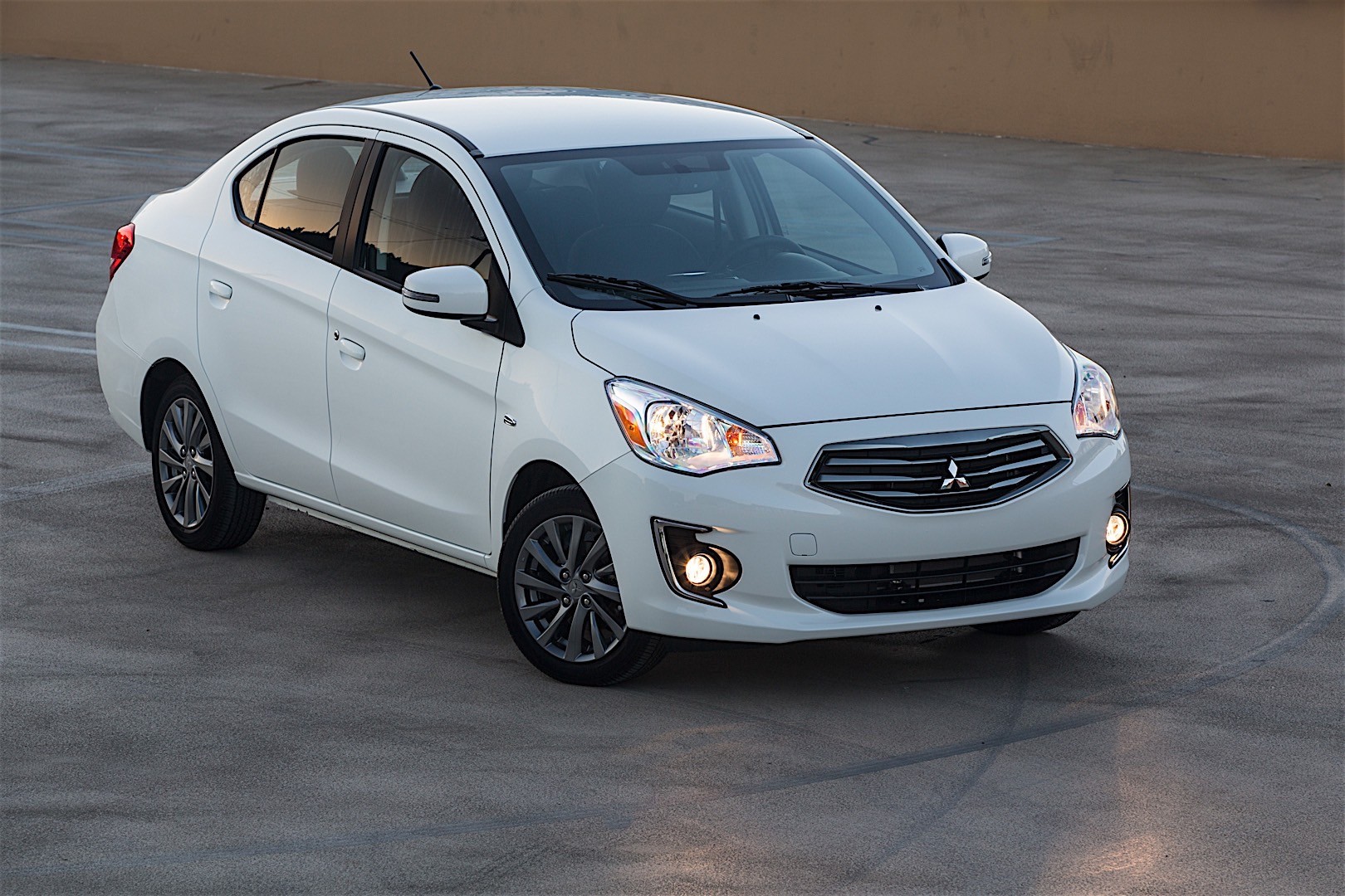 Mitsubishi Mirage G4 photo 20