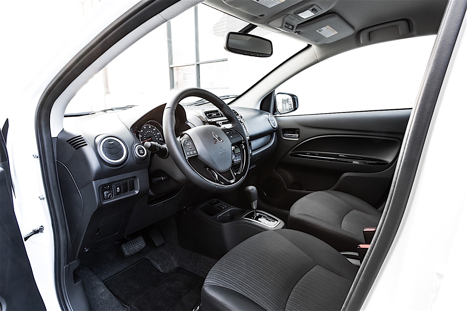 Mitsubishi Mirage G4 photo 29