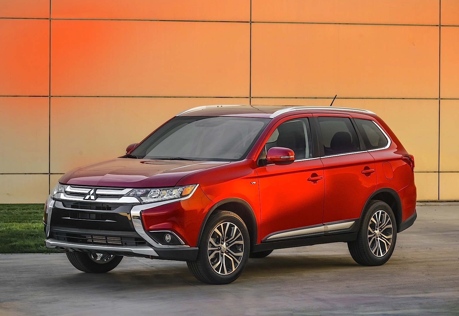 Mitsubishi Outlander / Airtrek photo 2