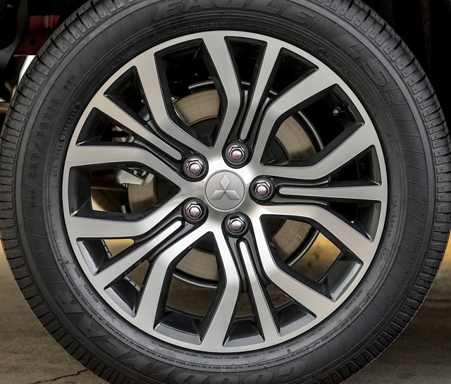 Mitsubishi Outlander / Airtrek photo 29