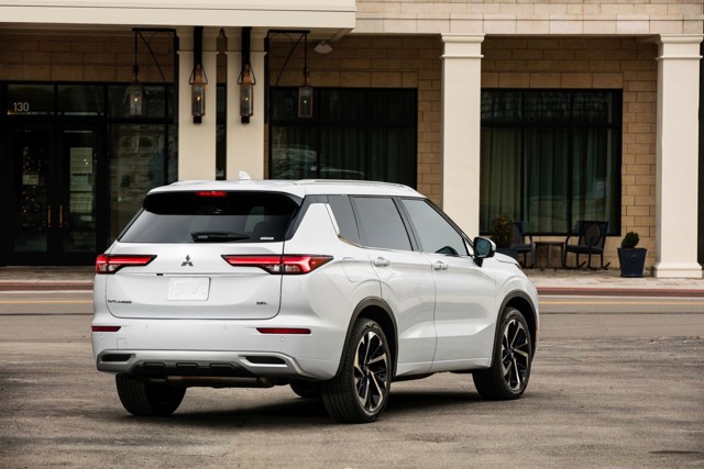 Mitsubishi Outlander / Airtrek photo 12