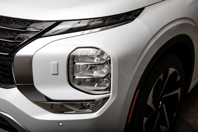 Mitsubishi Outlander / Airtrek photo 14