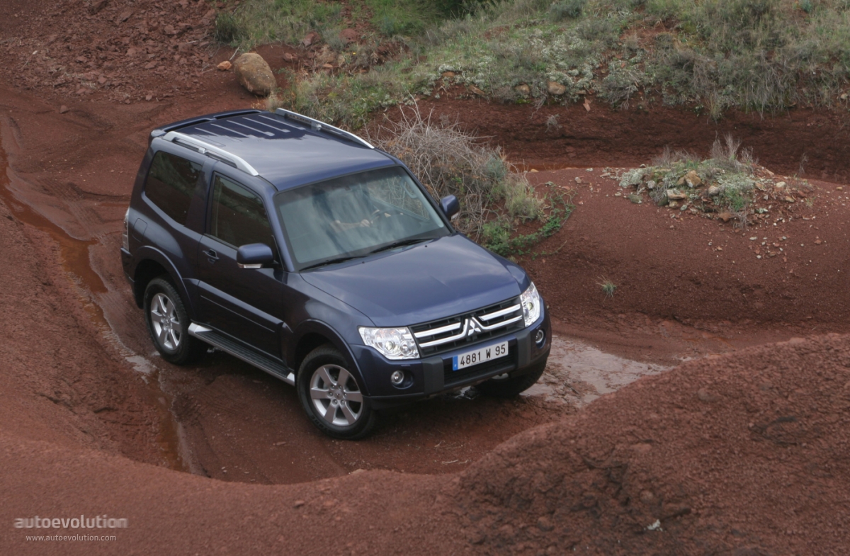 Mitsubishi Pajero 3 Doors photo 2