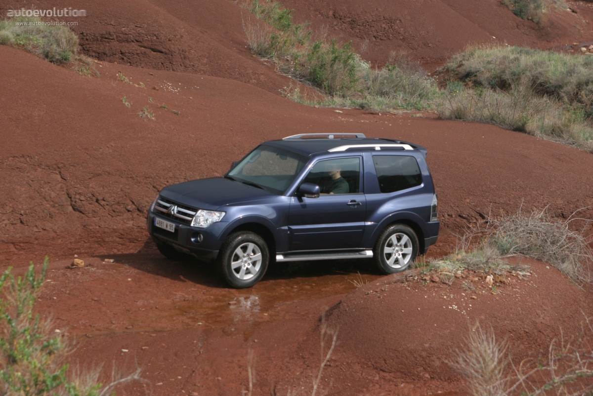 Mitsubishi Pajero 3 Doors photo 3