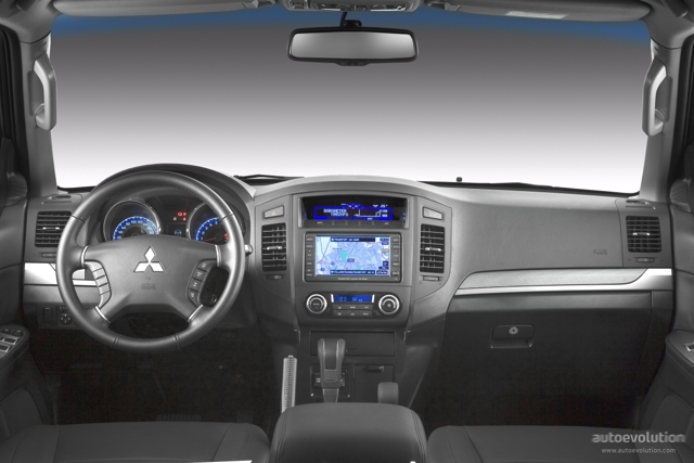 Mitsubishi Pajero 5 Doors photo 9