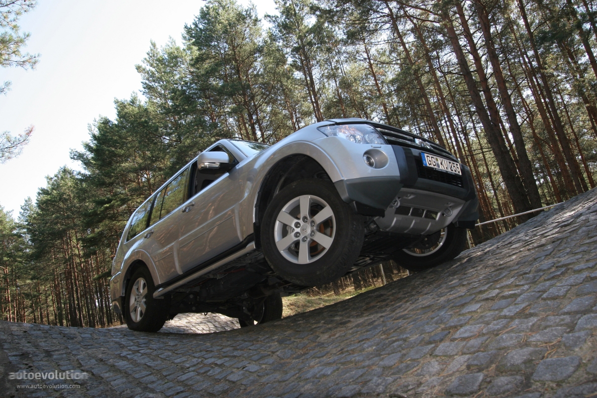 Mitsubishi Pajero 5 Doors photo 2
